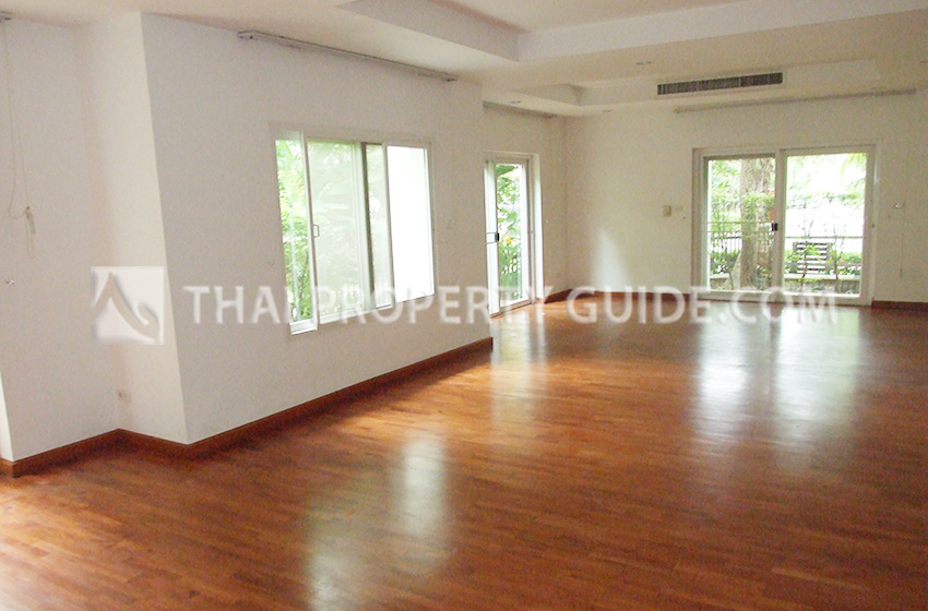 House with Shared Pool in Chaengwattana 