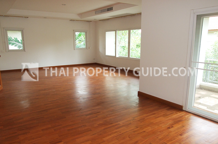 House with Shared Pool in Chaengwattana 
