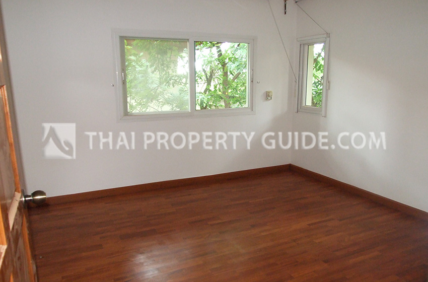 House with Shared Pool in Chaengwattana 