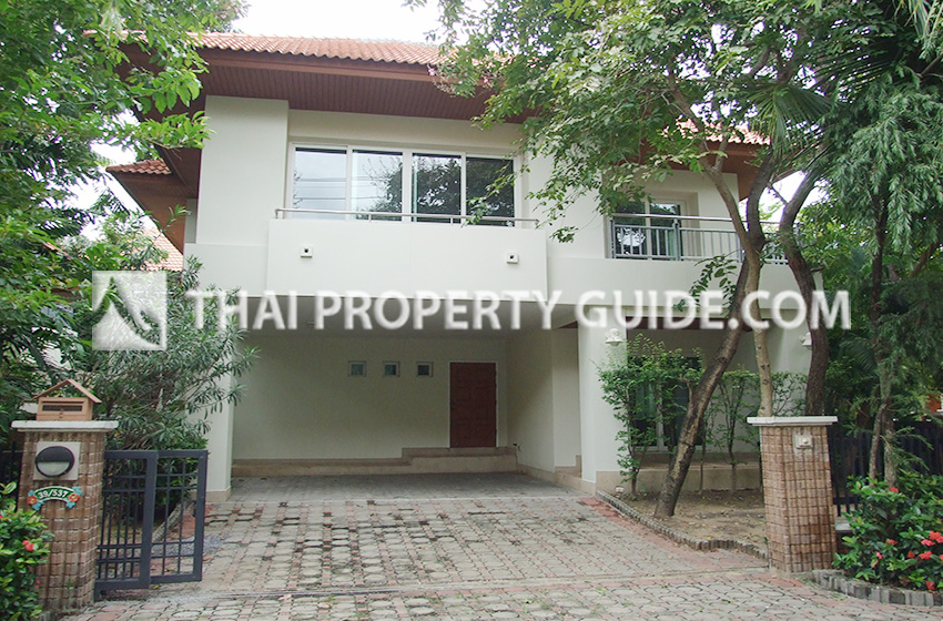 House with Shared Pool in Chaengwattana 