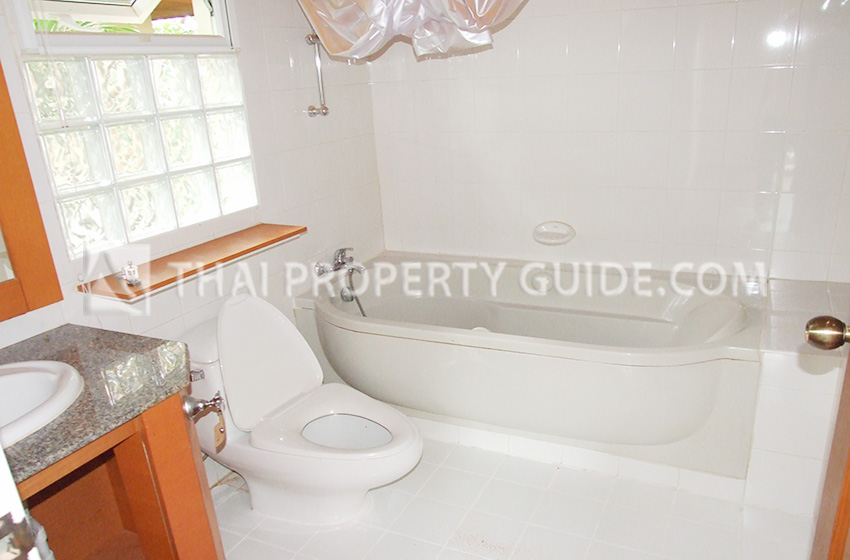 House with Shared Pool in Chaengwattana 