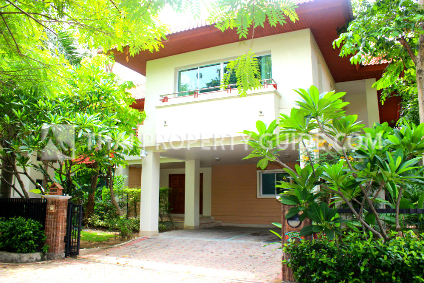 House with Shared Pool for rent in Nichada Thani