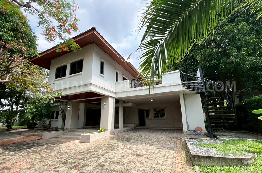 House with Shared Pool for rent in Nichada Thani