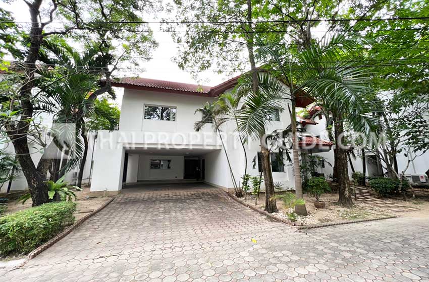 House with Shared Pool for rent in Nichada Thani