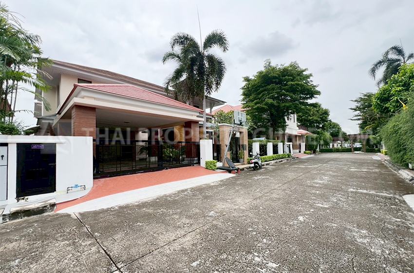 House with Shared Pool for rent in Pattanakarn