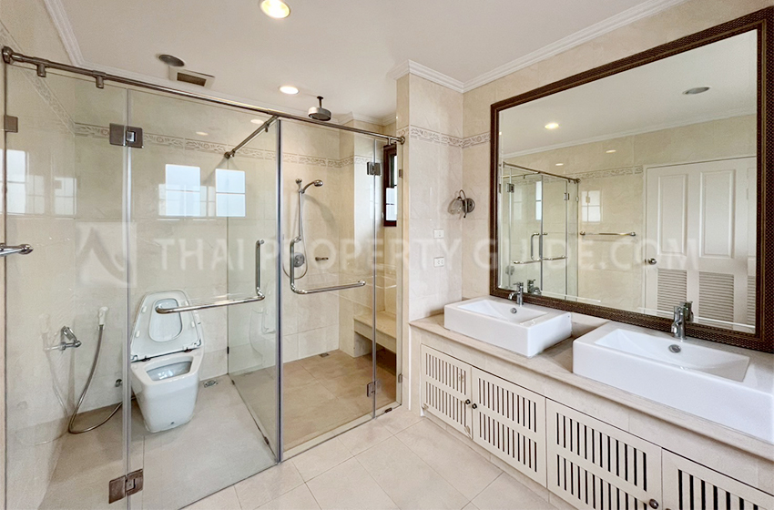 House with Shared Pool in Pattanakarn 