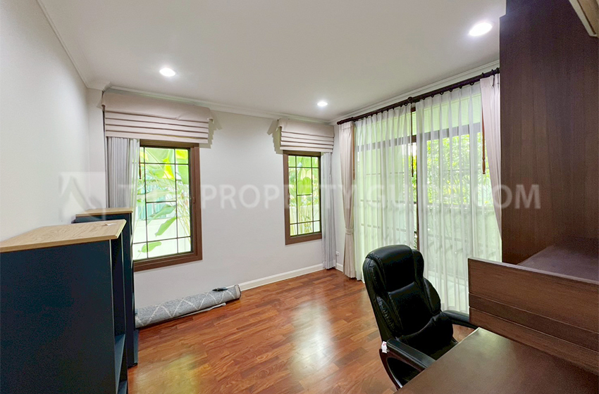 House with Shared Pool in Pattanakarn 