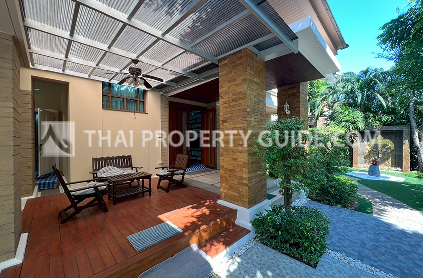 House with Shared Pool in Pattanakarn 