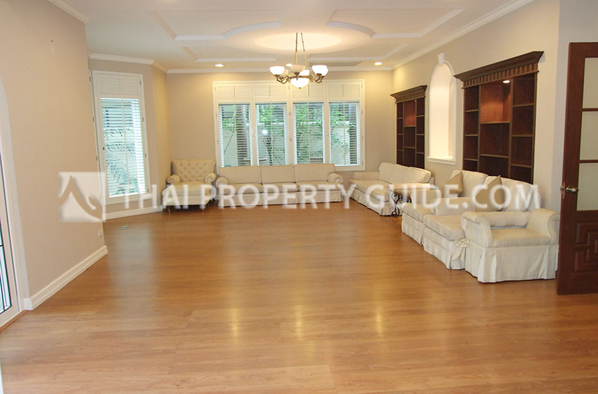 House with Shared Pool in Ploenchit 