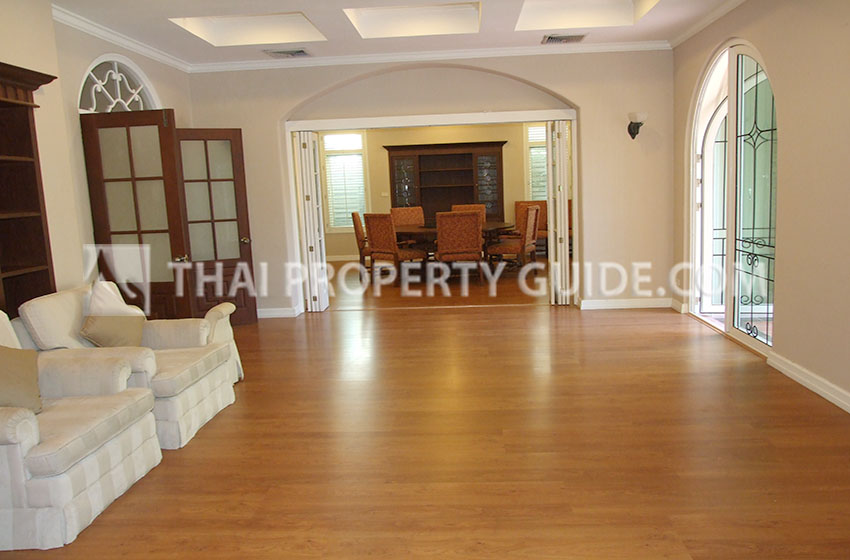 House with Shared Pool in Ploenchit 