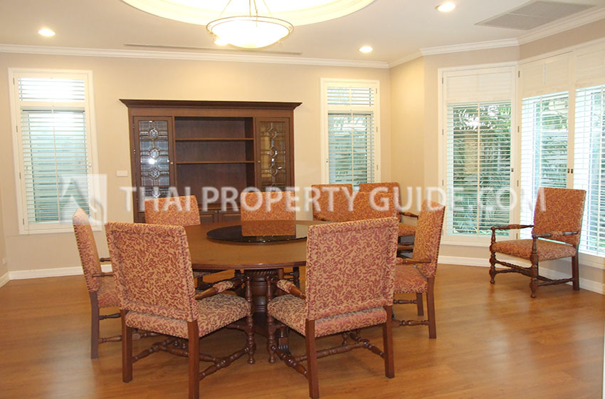 House with Shared Pool in Ploenchit 