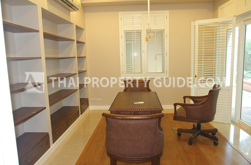 House with Shared Pool in Ploenchit 