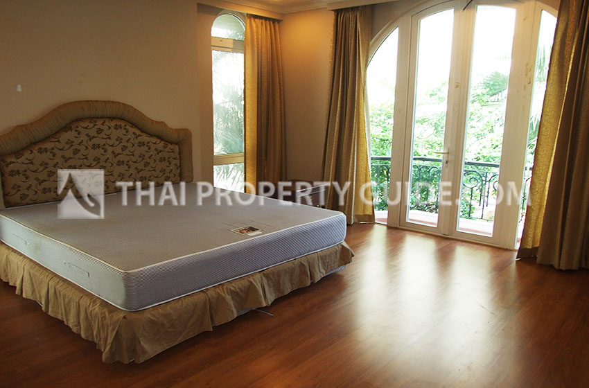 House with Shared Pool in Ploenchit 