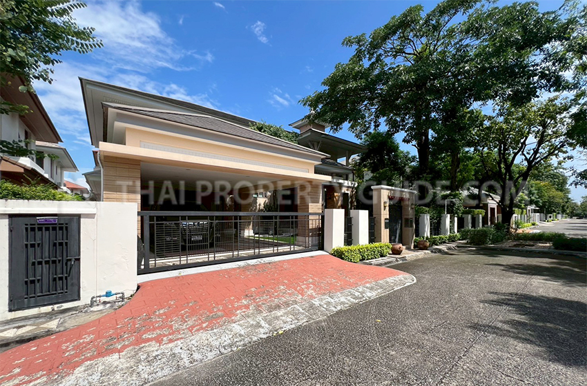 House with Shared Pool in Pattanakarn 