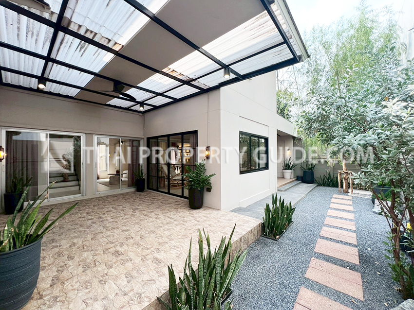 House with Shared Pool in Pattanakarn 