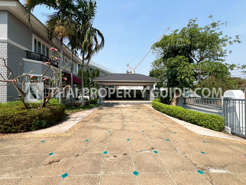 House with Shared Pool in Srinakarin 