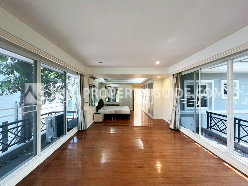 House with Shared Pool in Srinakarin 