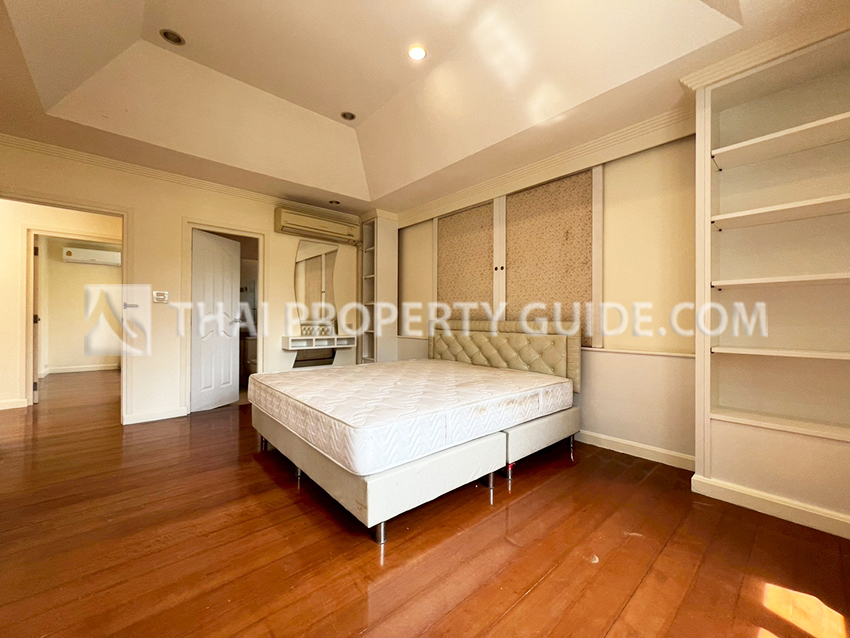 House with Shared Pool in Srinakarin 