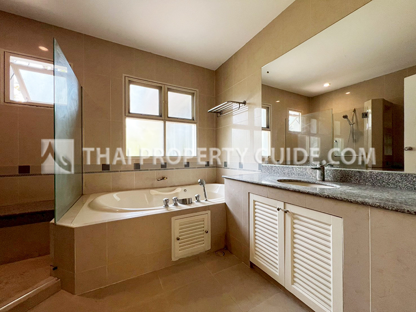 House with Shared Pool in Srinakarin 