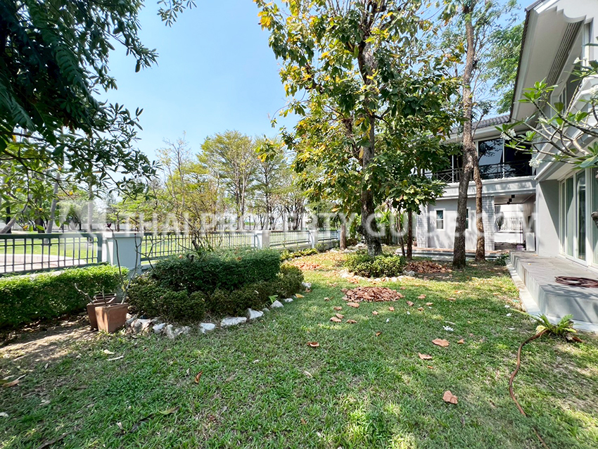 House with Shared Pool in Srinakarin 