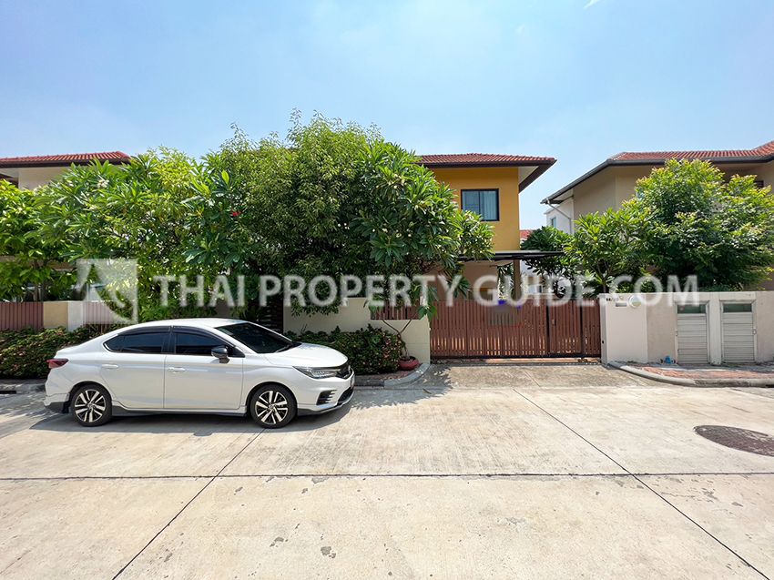 House with Shared Pool in Srinakarin 