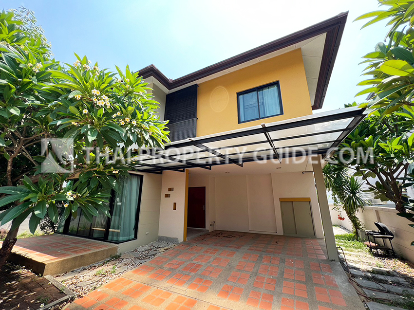 House with Shared Pool in Srinakarin 