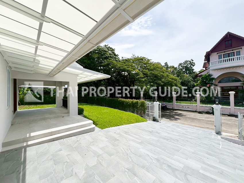 House with Shared Pool in Srinakarin 