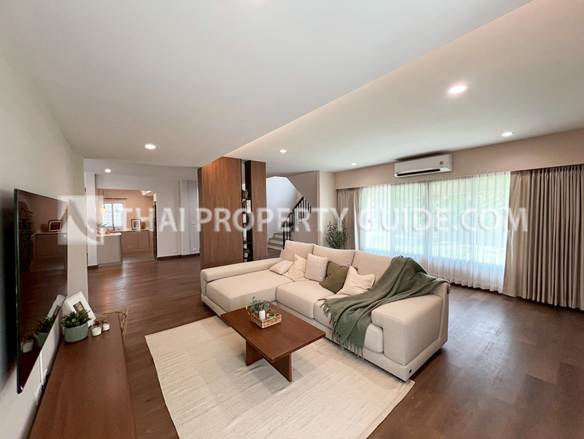 House with Shared Pool in Srinakarin 