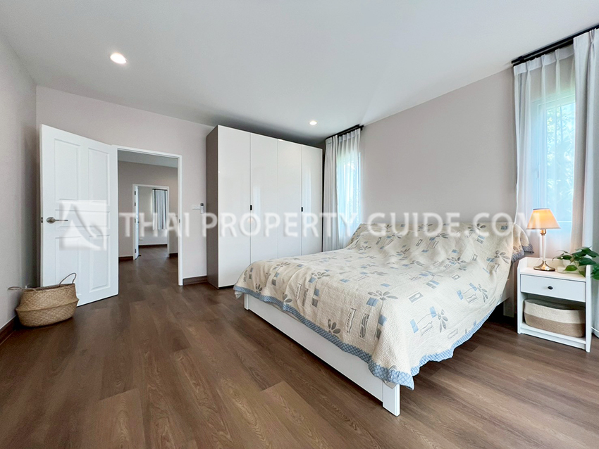 House with Shared Pool in Srinakarin 