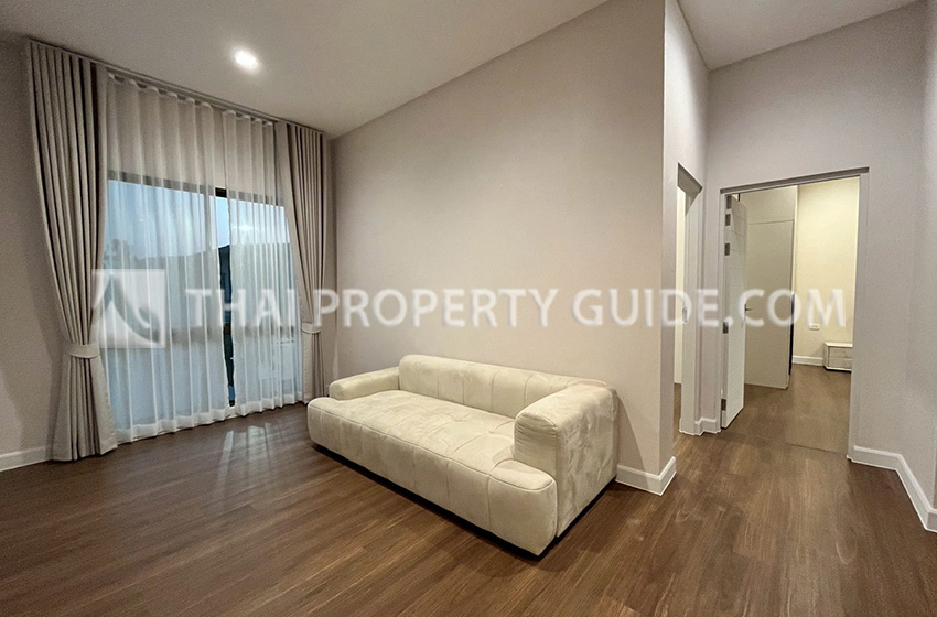 House with Shared Pool in Srinakarin 