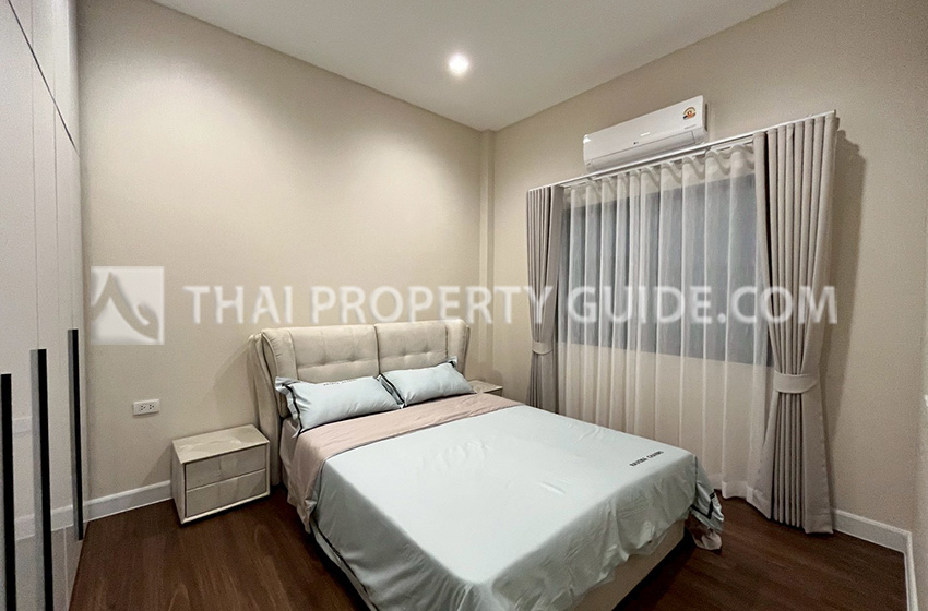 House with Shared Pool in Srinakarin 