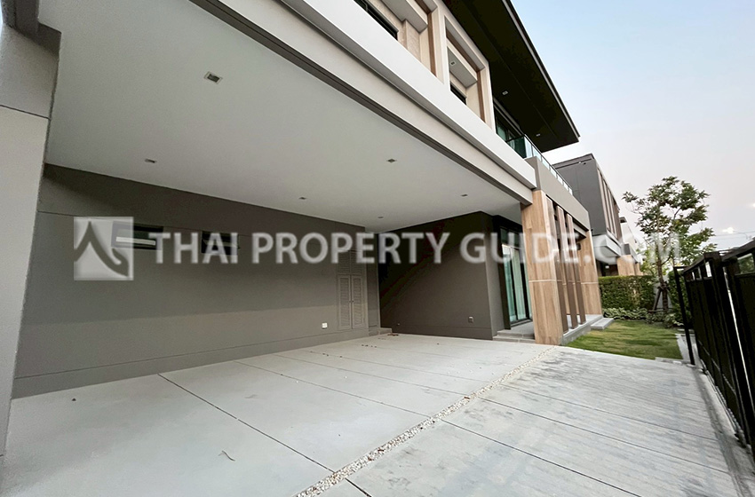 House with Shared Pool in Srinakarin 