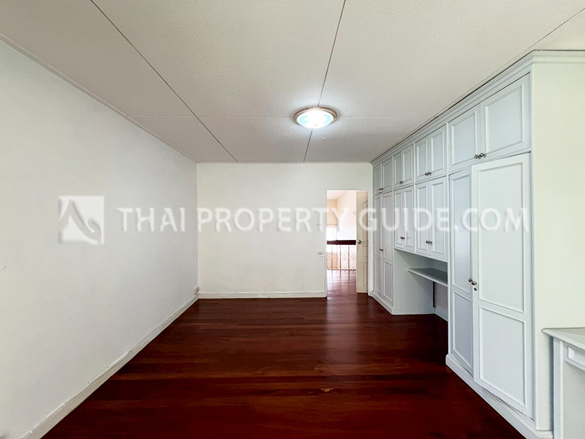 House with Shared Pool in Sukhumvit : Panya Village On-Nut 
