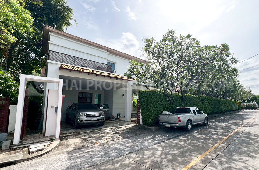 House with Shared Pool in Sukhumvit : Panya Village On-Nut 