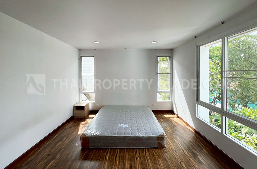 House with Shared Pool in Sukhumvit : Panya Village On-Nut 