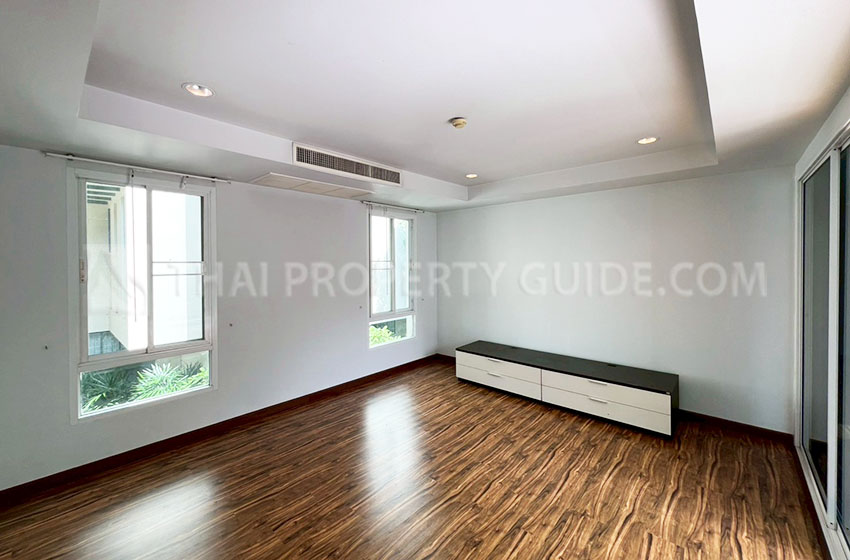 House with Shared Pool in Sukhumvit : Panya Village On-Nut 