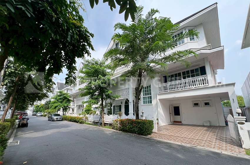 House with Shared Pool for sale in Sukhumvit