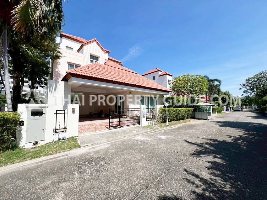 House with Shared Pool for rent in Sukhumvit