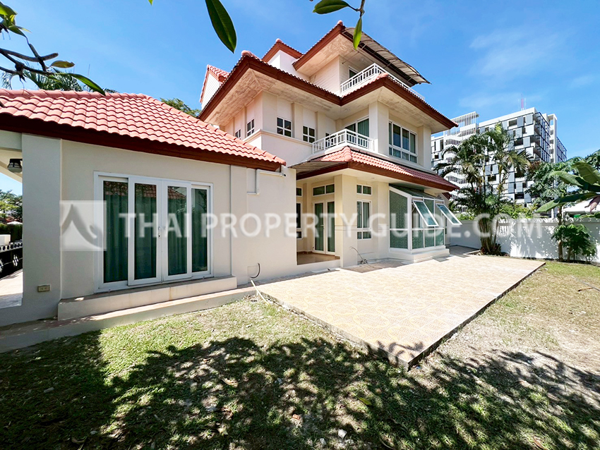 House with Shared Pool in Sukhumvit 