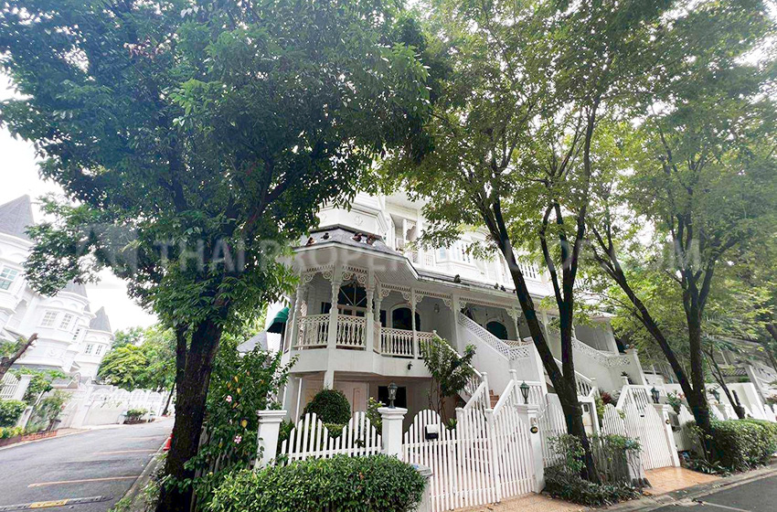 Townhouse in Sukhumvit 